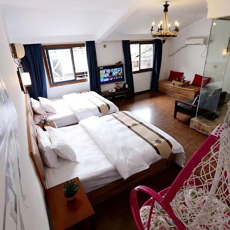 Fenghuang Little Bear Family Guest House Buitenkant foto