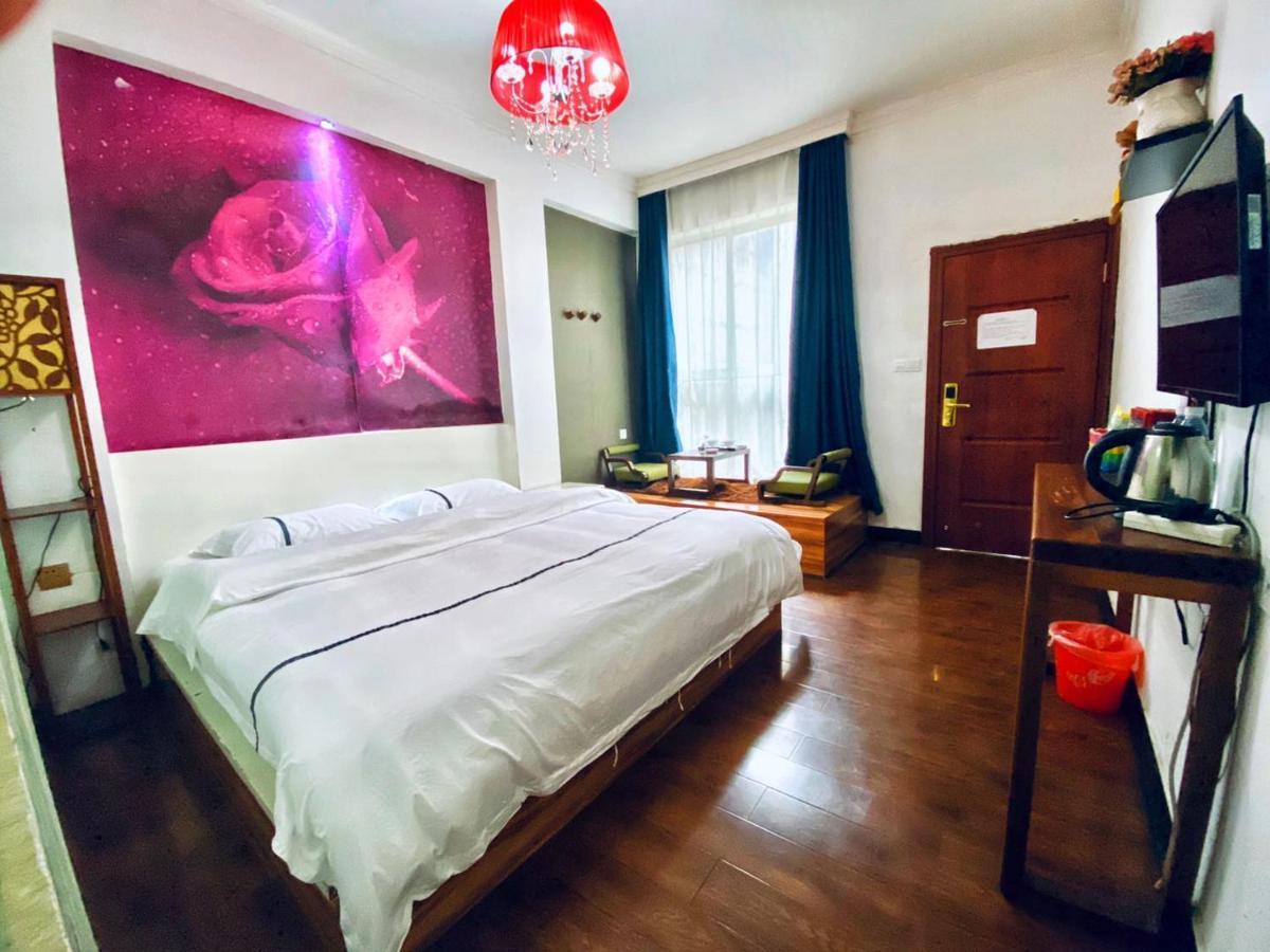 Fenghuang Little Bear Family Guest House Buitenkant foto