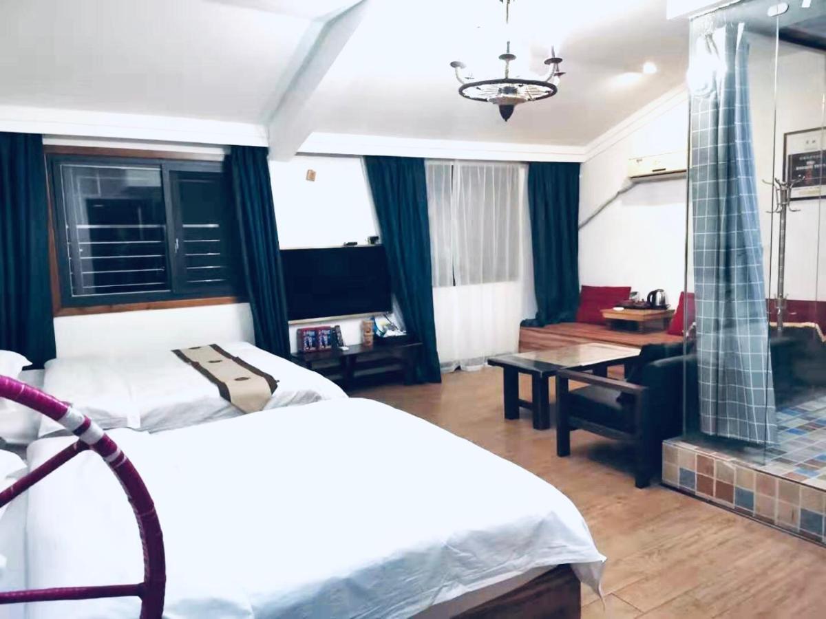 Fenghuang Little Bear Family Guest House Buitenkant foto