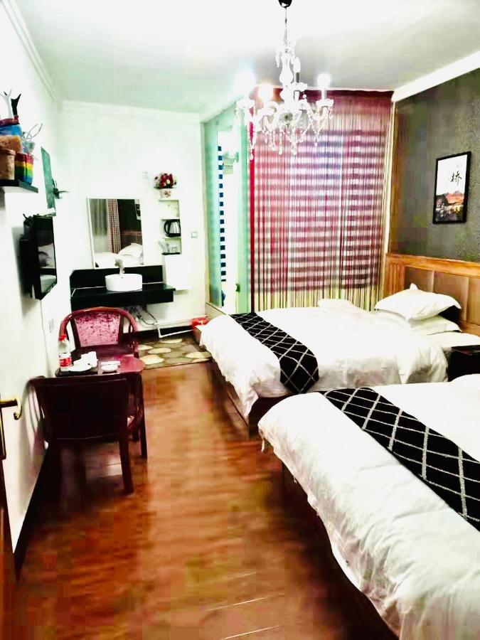 Fenghuang Little Bear Family Guest House Buitenkant foto